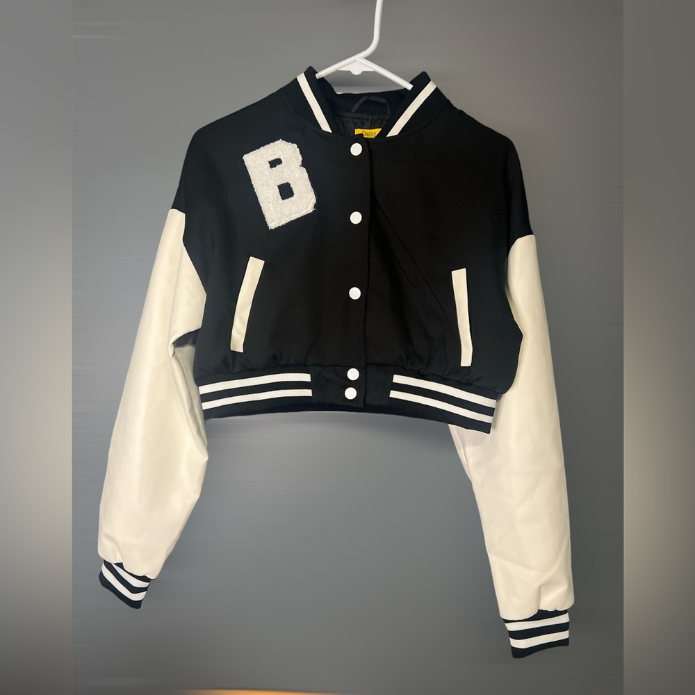 Size M’ Color Black & White